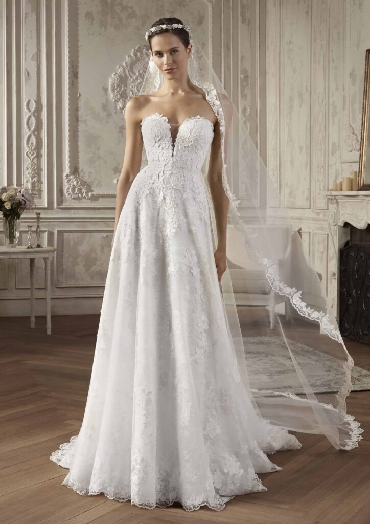 Rochie de mireasă linie A, cu broderie florală și decolteu adânc