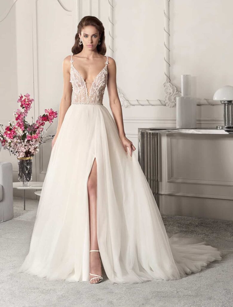 Rochie de mireasă boho-chic, cu aplicații 3D și decolteu adânc