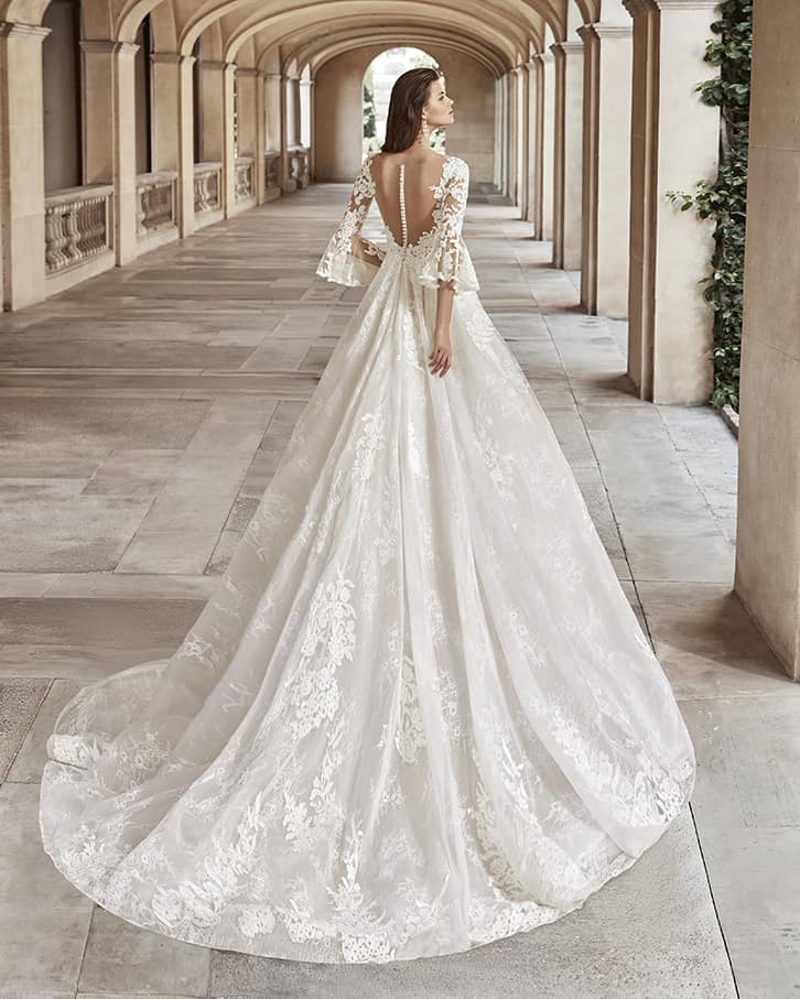 Rochie de mireasă stil prințesă, din tul și dantelă, cu mâneci evazate