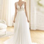 Rochie de mireasă linie A, fluidă, cu decolteu în V și bretele