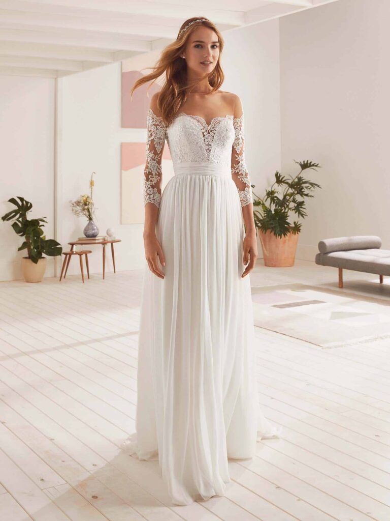 Rochie de mireasă linie A, cu mâneci 3/4 și spate senzual