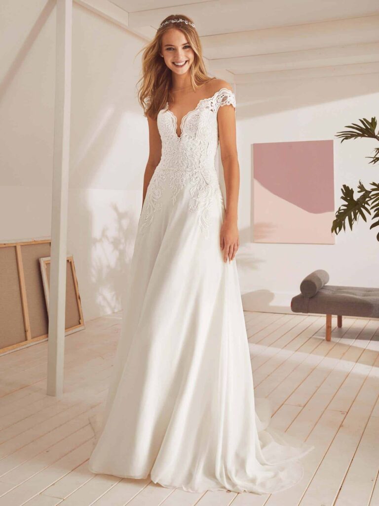 Rochie de mireasă linie A, cu spatele decoltat