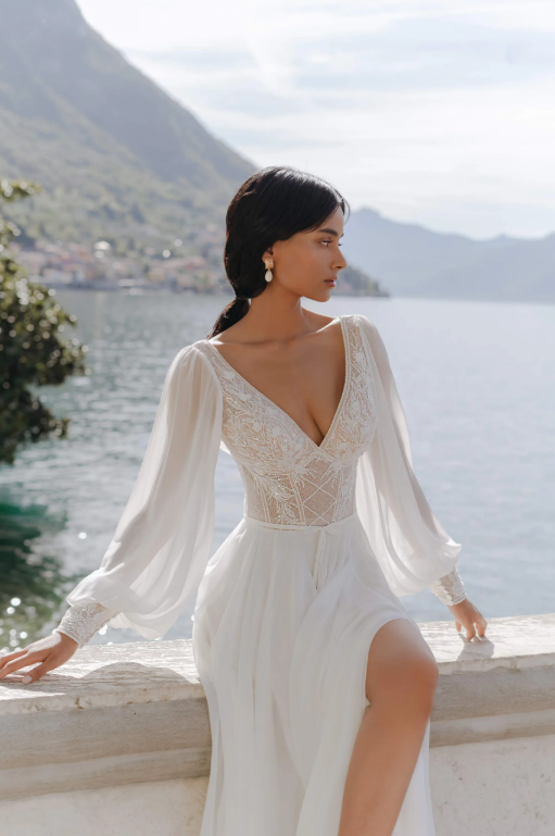 model in rochie de mireasa A-line Migda cu look boho