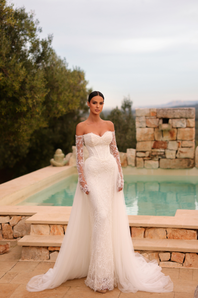 model in rochie de mireasa din dantela cu maneci langa piscina