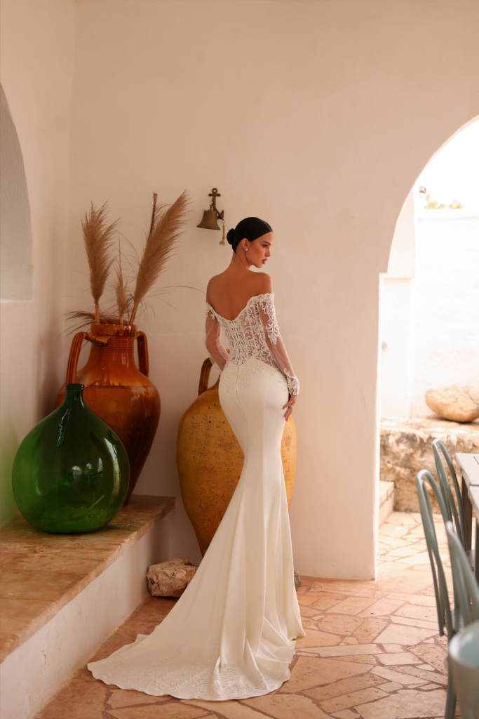 model in rochie de mireasa sirena Rossy cu look boho