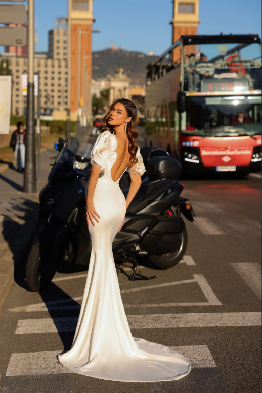 model in rochie de mireasa sirena Delight de la Vera Sposa