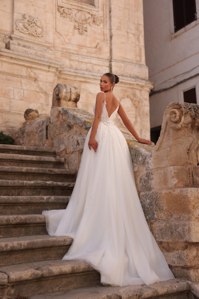 femeie imbracata intr-o rochie de mireasa moderna