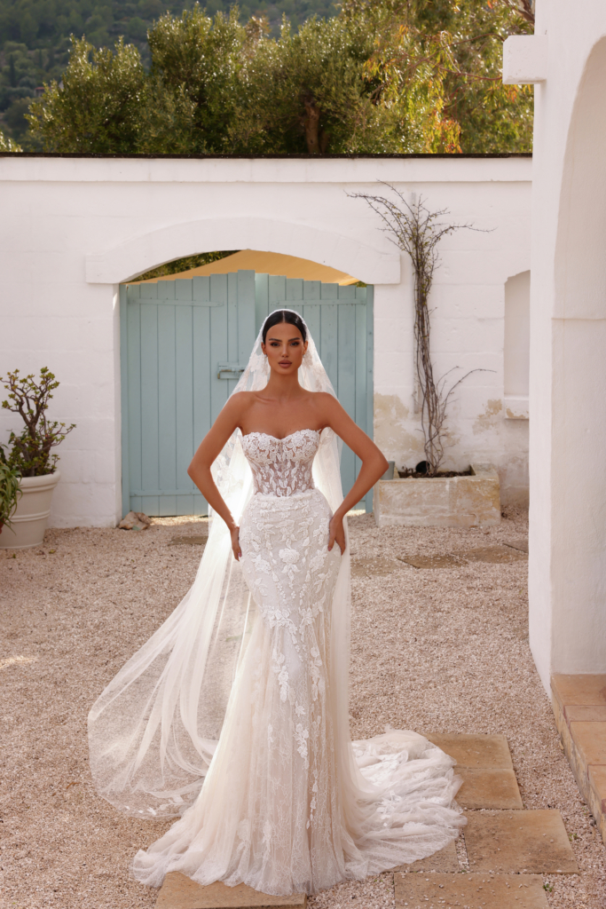 model in rochie de mireasa din dantela integrala in stil sirena