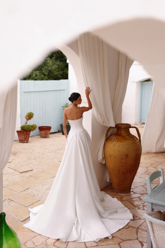 model in rochie de mireasa cu trena lunga Vera Sposa