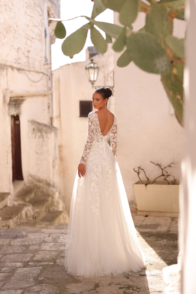 model in rochie de mireasa cu trena scurta de la Vera Sposa