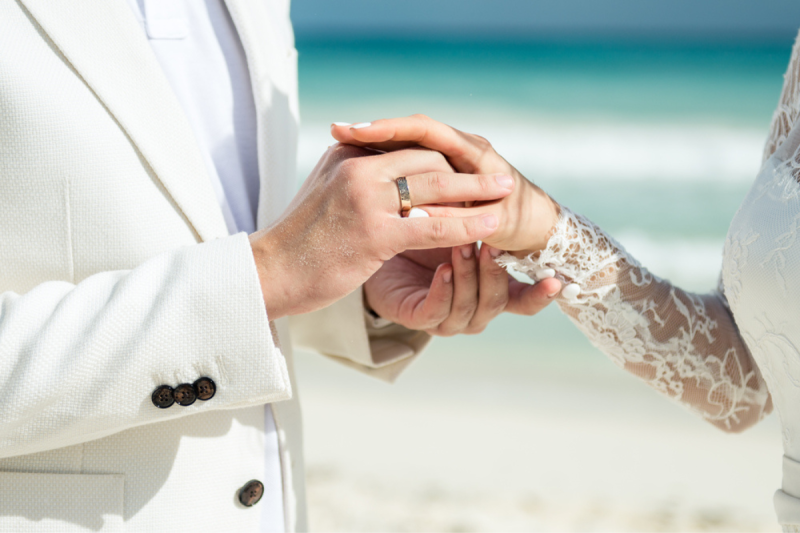Nuntă pe plajă: ce trebuie să știi înainte să o planifici