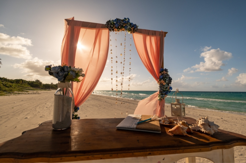 elemente de decor pentru nunta pe plaja
