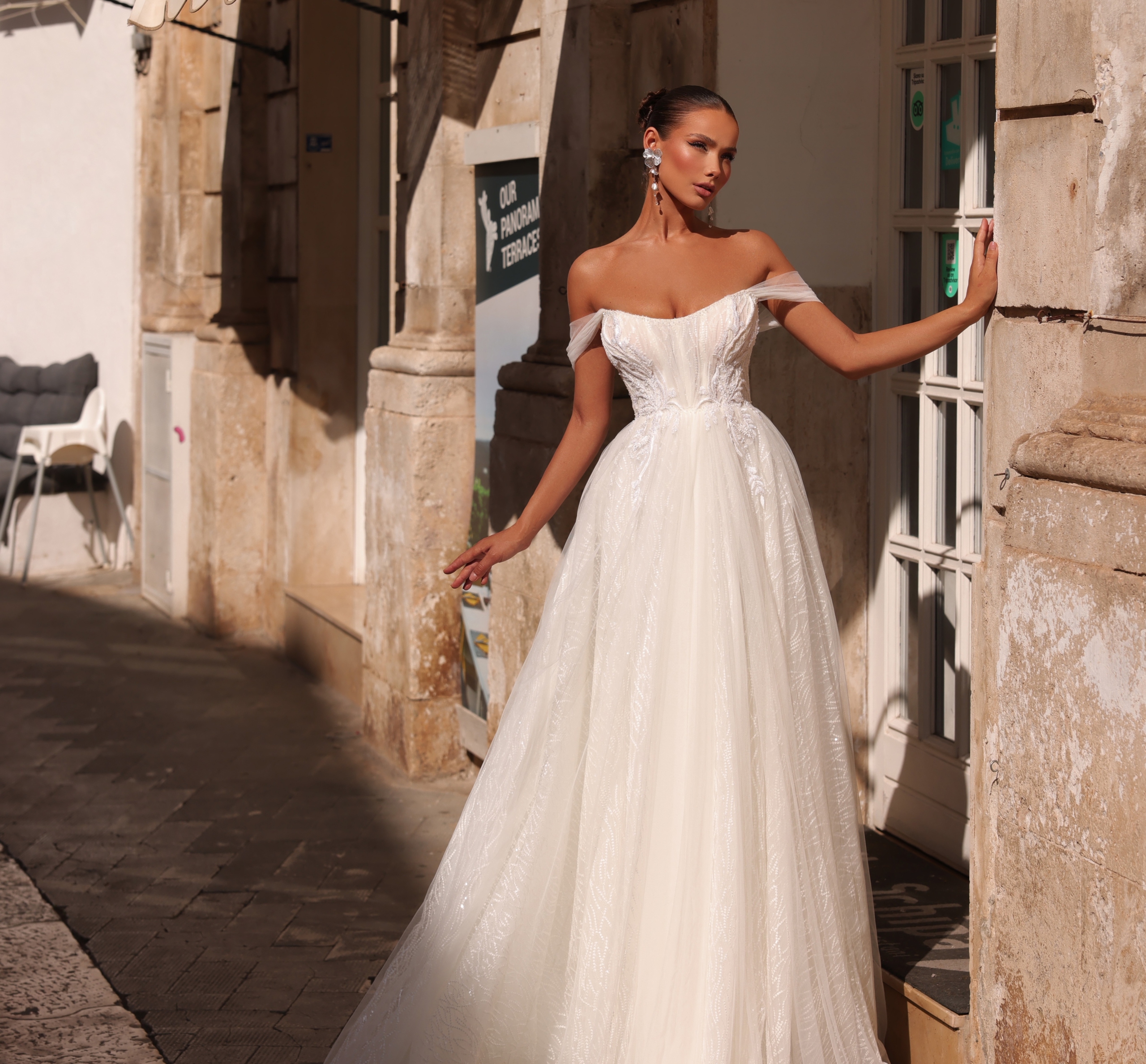 Rochie de mireasă cu mâneci, umeri goi sau corset: ce să alegi?