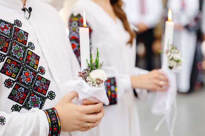 Obiceiul găinii la nuntă: origine, semnificație și cum îl integrezi într-o petrecere modernă