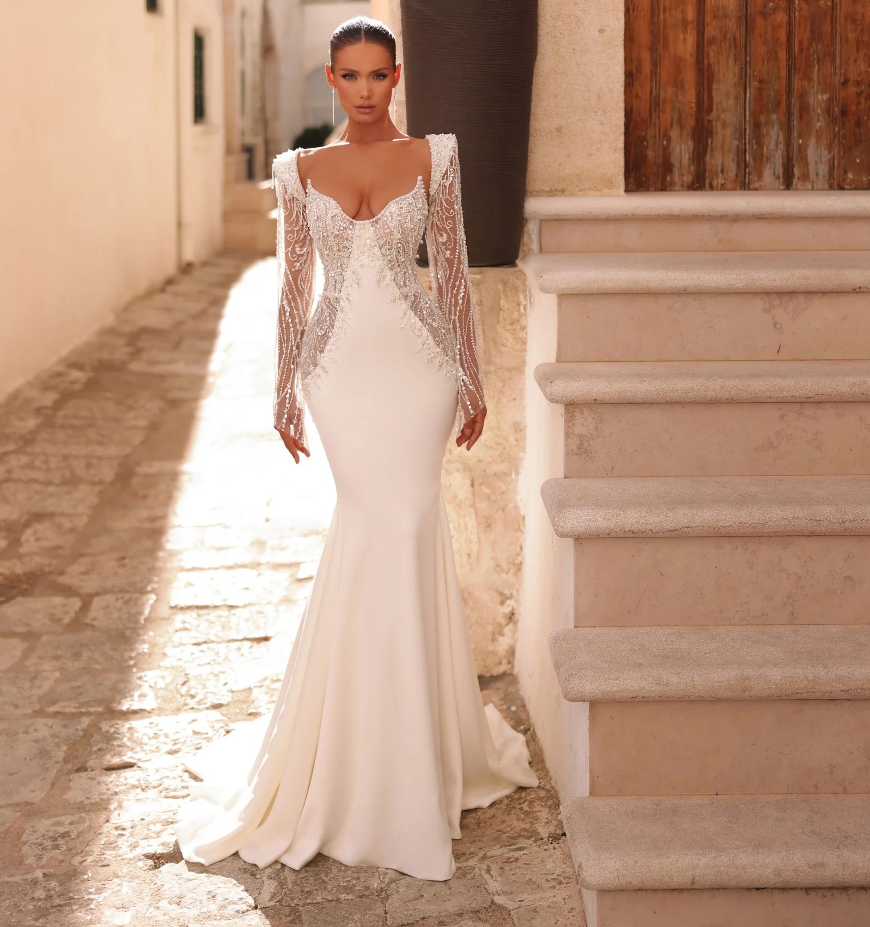 Rochii de mireasă elegante din satin: de ce sunt alegerea preferată a mireselor moderne?