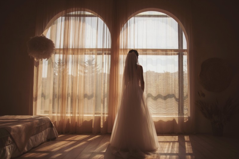 Ce înseamnă când te visezi în rochie albă de mireasă: semnificația visului