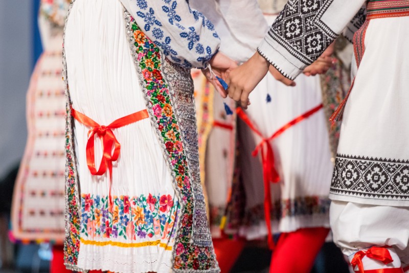 Ce simbolizează obiceiul „dansul găinii” la nunțile românești